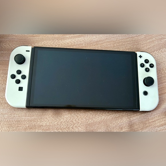 Nintendo Switch 1 Oled Console with accessories - Picture 2 of 3